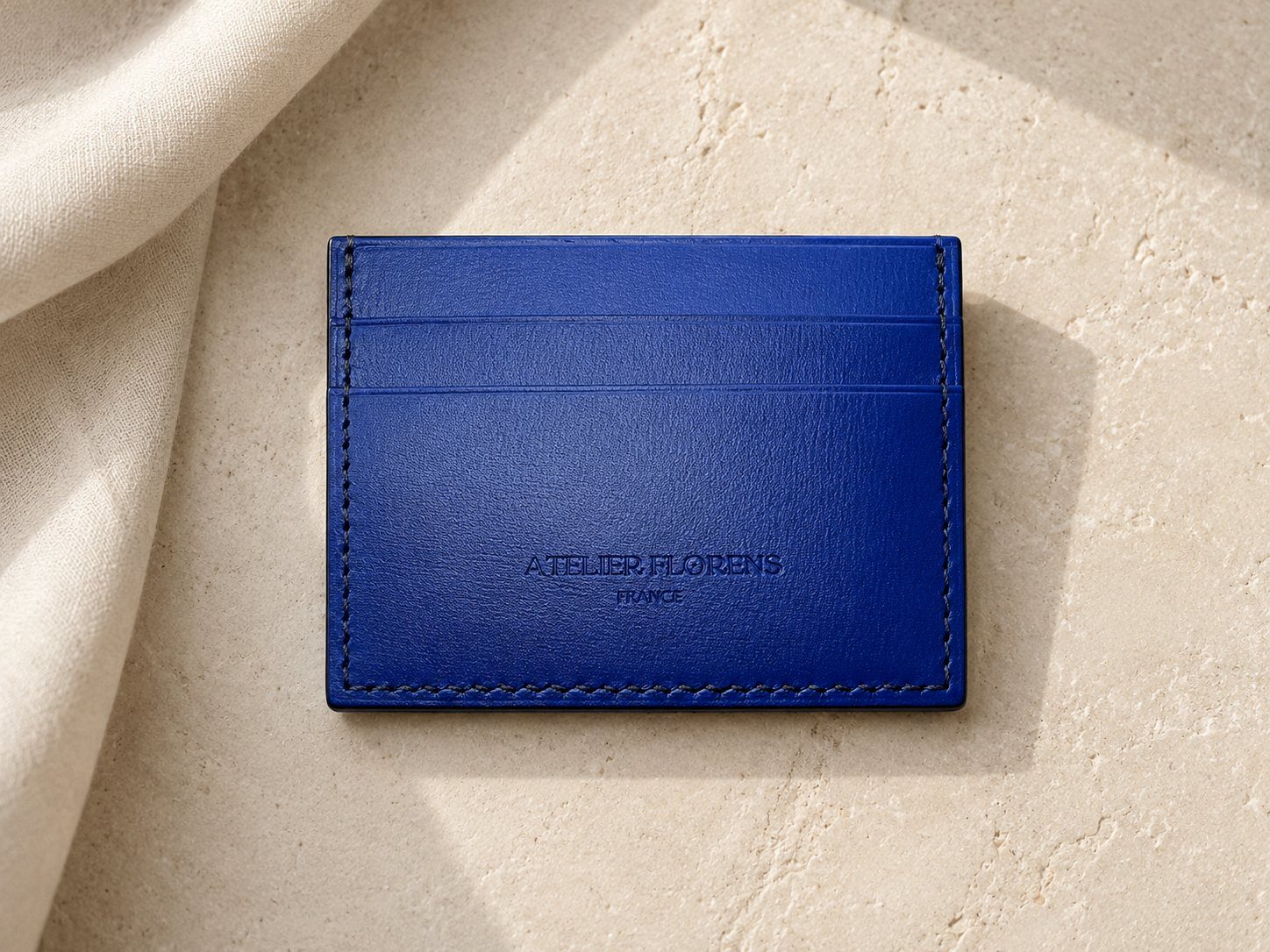 Collection L'Île — porte-cartes en cuir bleu roi — Atelier Florens Genève