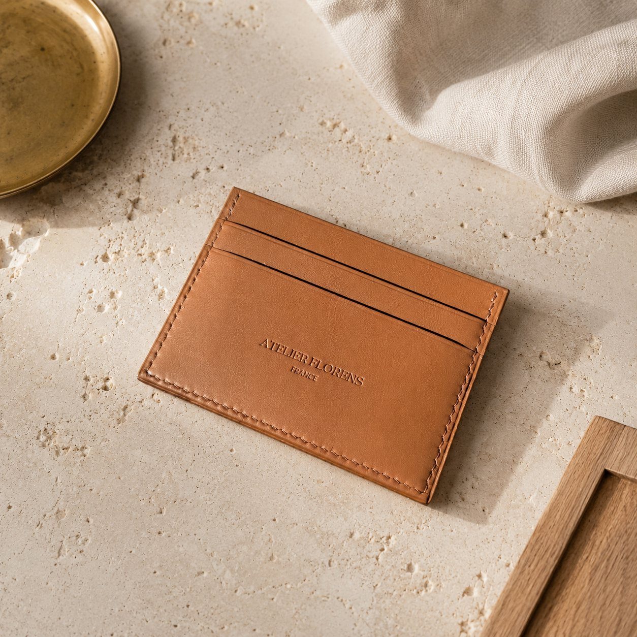 Emplacements pour cartes du collection l'île — porte-cartes en cuir cognac