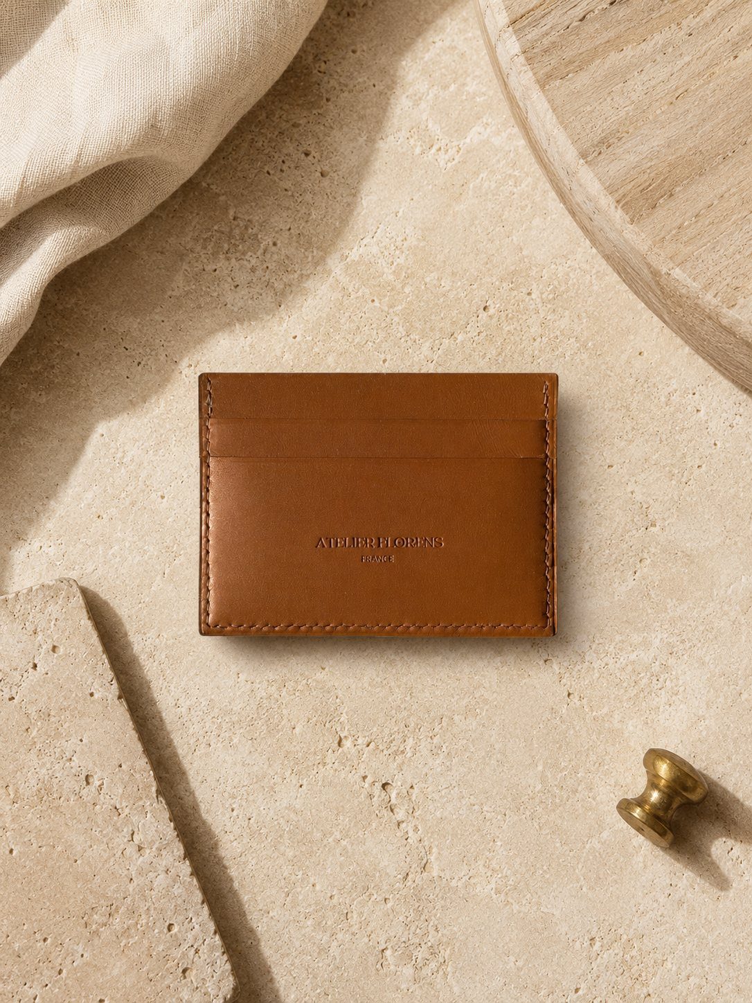 Collection L'Île — porte-cartes en cuir cognac — Atelier Florens Genève