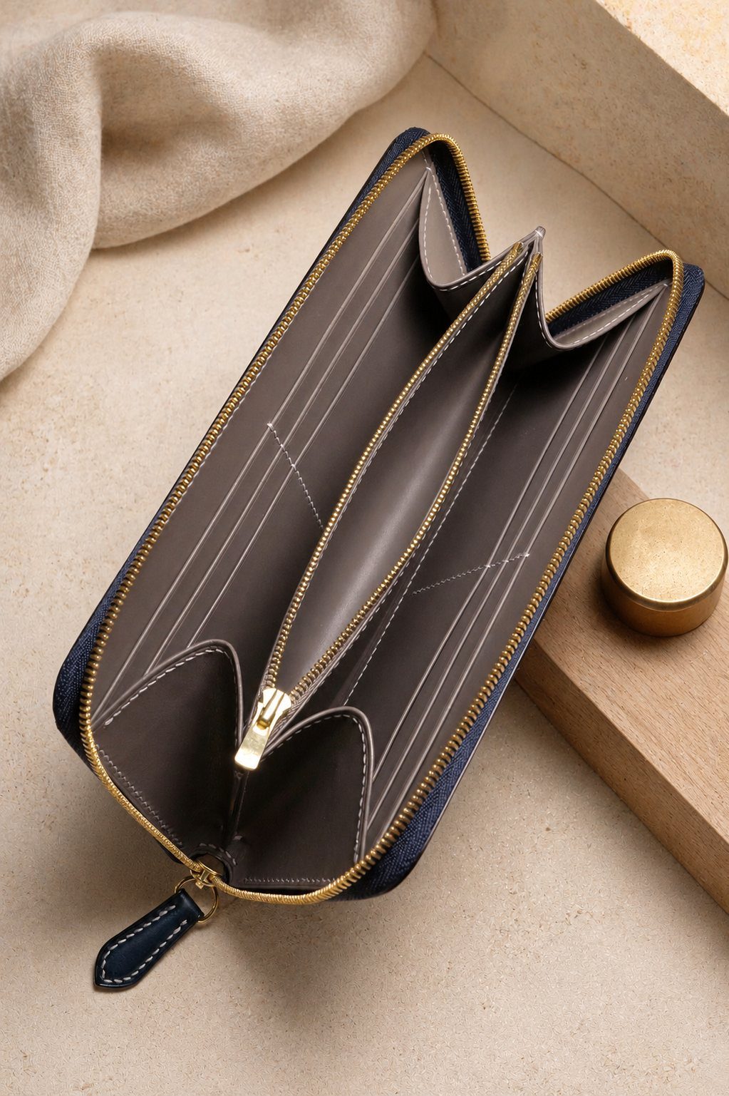 Intérieur du portefeuille léman en cuir bleu marine