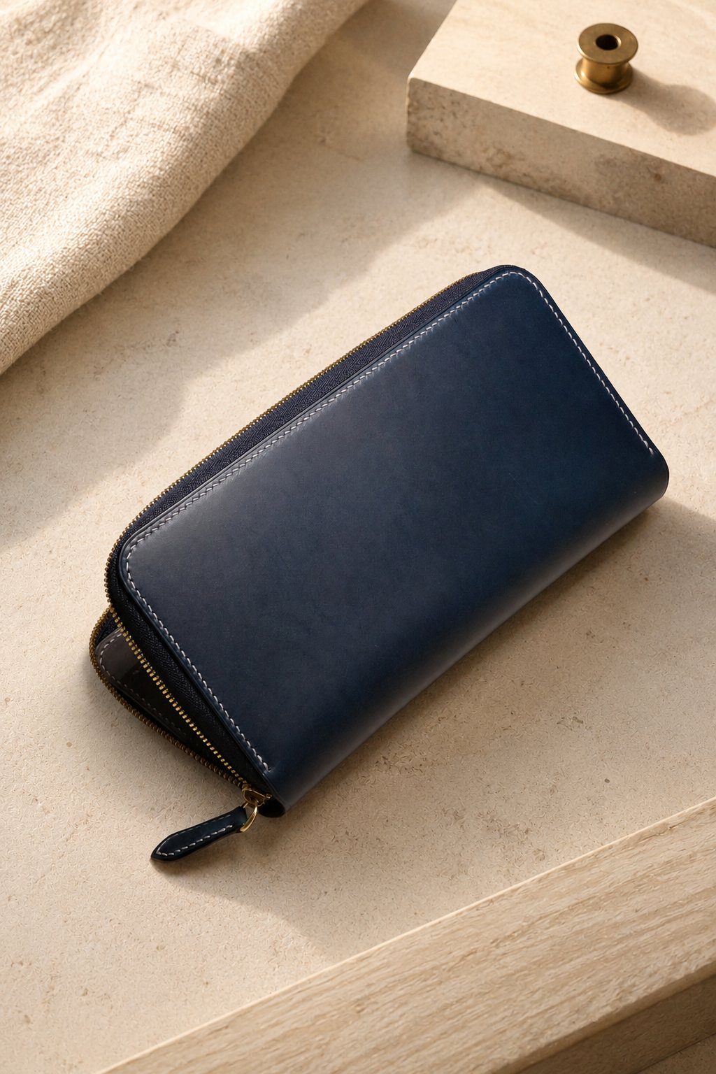 Portefeuille Léman en cuir bleu marine — Atelier Florens Genève
