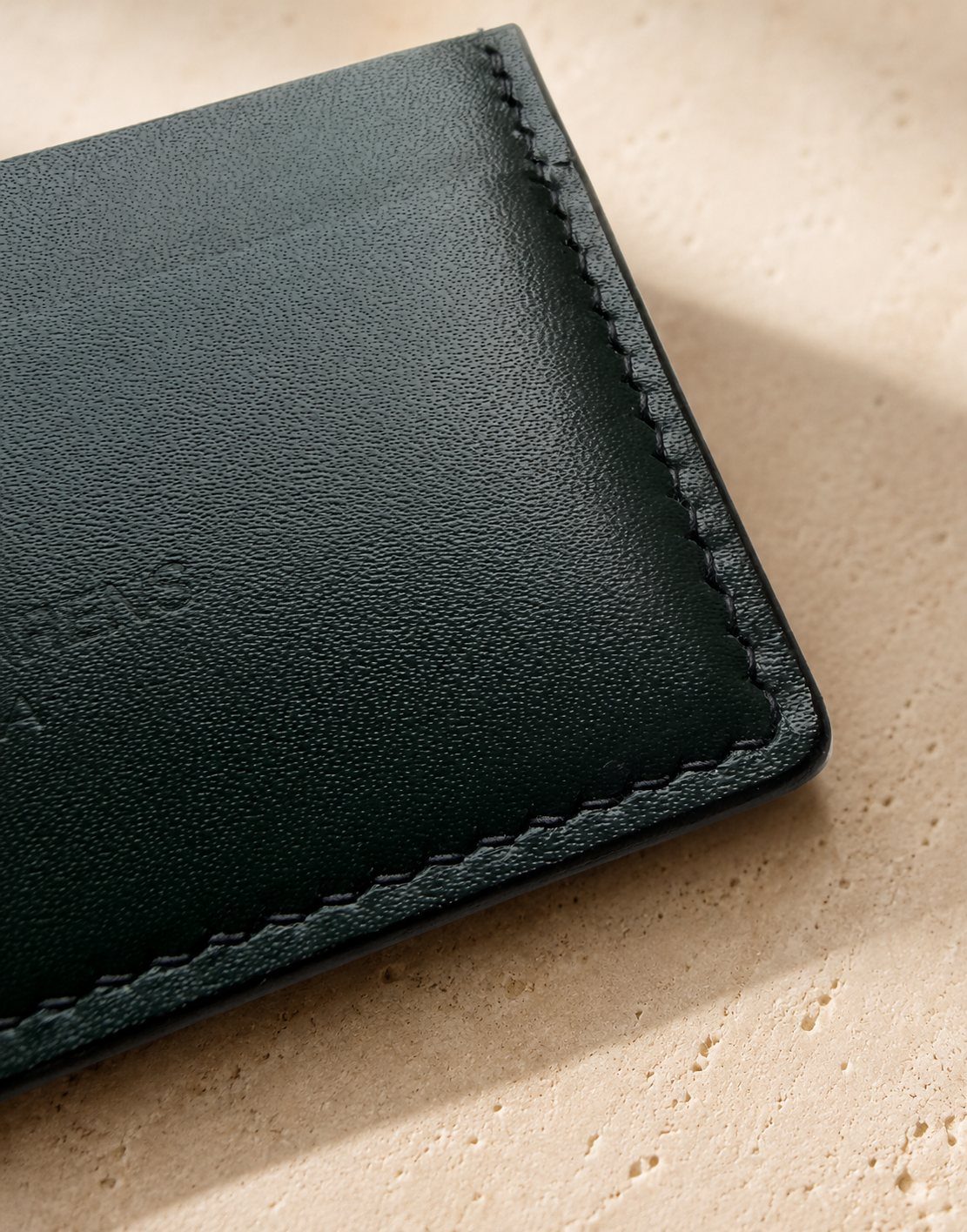 Autre vue du porte-cartes rive compact en cuir vert foncé