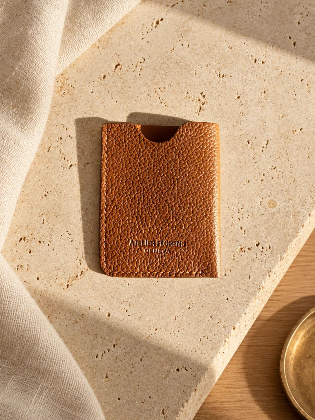 Porte-carte Rive essentiel en cuir marron — Atelier Florens Genève
