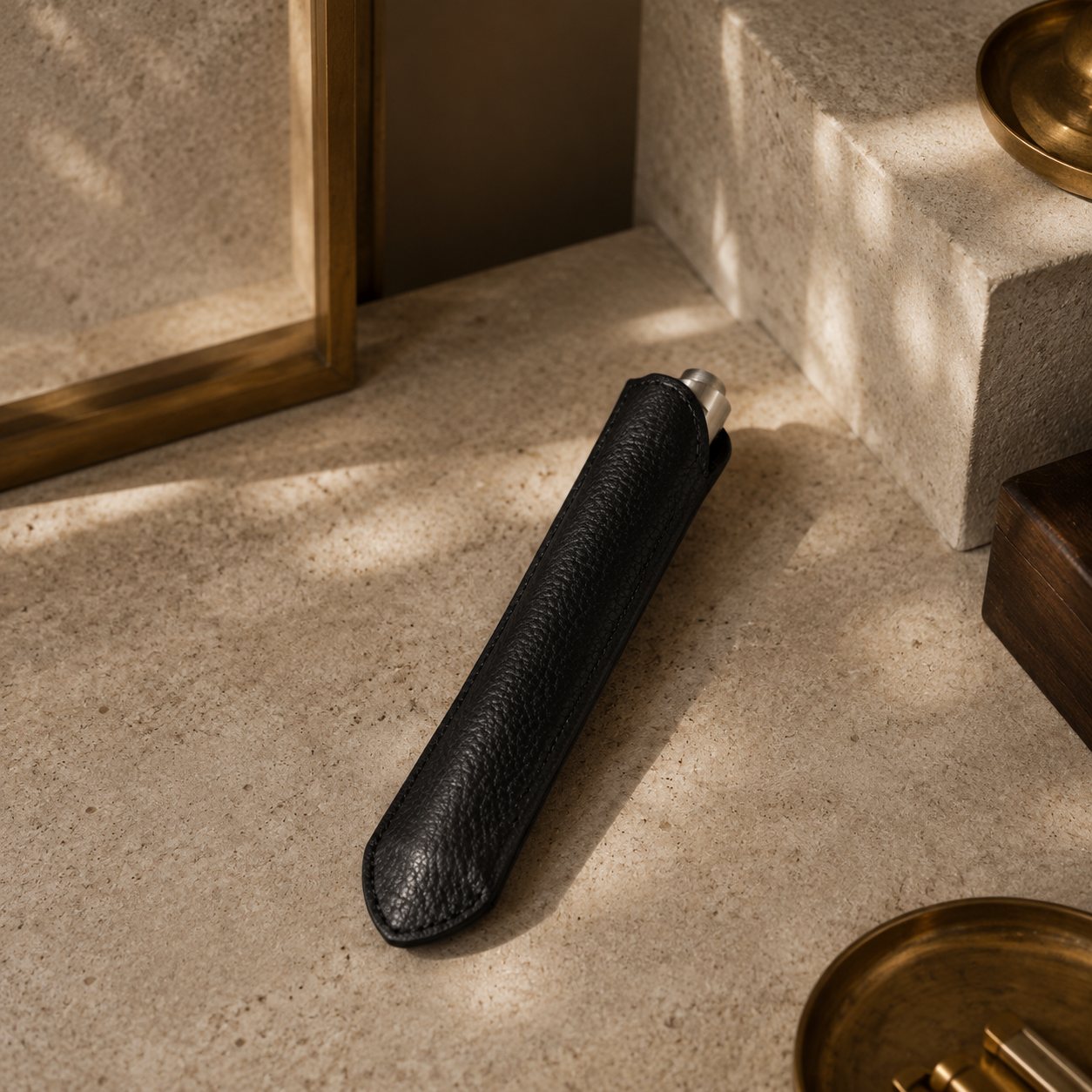 Étui à stylo en cuir noir, réalisation sur mesure Atelier Florens